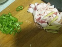 家常卷心菜炒肉做法图解4)