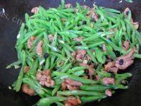 浓香的豆角炒肉丝做法图解6)