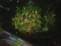 口感好的芹菜炒肉做法图解7)