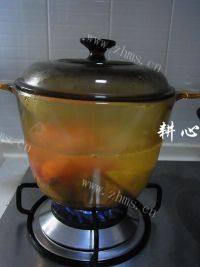 美味的胡萝卜山药鲫鱼汤做法图解4)