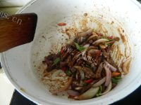 喷香的黑椒牛柳铁板饭做法图解13)