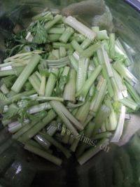 开胃的芹菜炒豆干做法图解2)