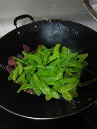 家常菜荷兰豆炒腊味做法图解3)