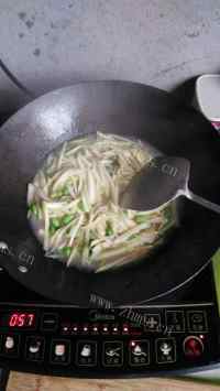 家常菜茭白炒毛豆做法图解8)