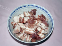 鲜美可口的栗子红烧肉做法图解1)