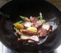 嫩滑腊肉焖春笋做法图解4)