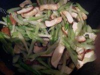 「首发」芹菜炒香干做法图解5)
