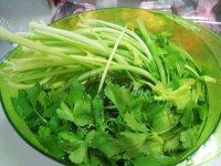 鲜榨芹菜汁做法图解1)