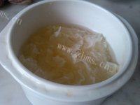 美美厨房之银耳莲子汤做法图解2)