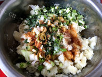 美味的野蒜土豆馅煎糕做法图解5)
