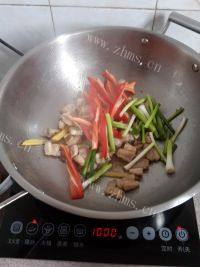 家常菜豆干炒肉做法图解4)