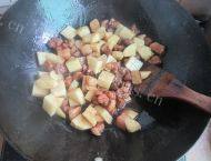 土豆焖肉的做法图解五