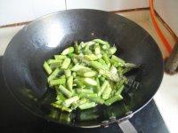 家常菜芦笋虾仁做法图解4)