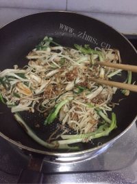 美味的干煸金针菇做法图解4)