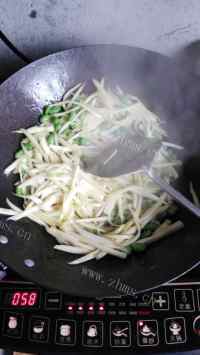 家常菜茭白炒毛豆做法图解6)