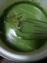 爱吃竹炭抹茶奶冻卷做法图解3)