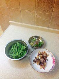 家常菜荷兰豆炒腊肉做法图解1)