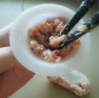 回味无穷的蒜香脆皮肠做法图解7)