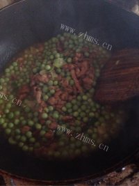 家常菜肉末豌豆做法图解5)