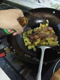 香菇土豆腊肠焖饭做法图解7)
