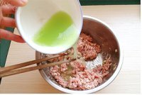 美味的萝卜丝豆腐玉米面肉饼做法图解7)