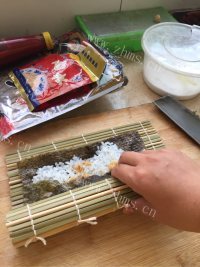 美味的火腿寿司做法图解7)
