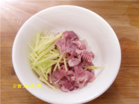 美味的皮蛋瘦肉粥做法图解5)