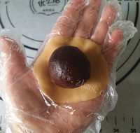 自制广式蛋黄月饼做法图解9)