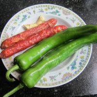 家常菜青椒香肠做法图解1)