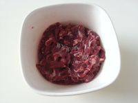 家常菜蒜苗炒牛肉做法图解2)