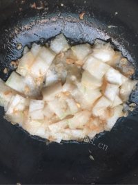 美味的冬瓜炒虾皮做法图解4)