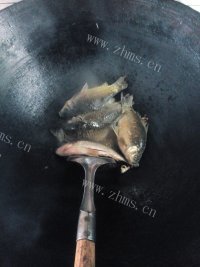 自制白豆腐煮鲫鱼做法图解6)