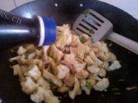 下饭的菜花炒肉做法图解11)