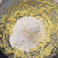 自制蛋黄椰丝球做法图解5)