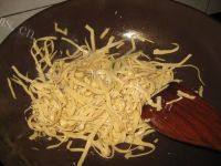 家常菜洋白菜炒豆片做法图解6)