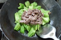 清热去火的百合苦瓜炒牛肉做法图解7)