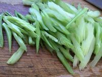 家常菜腊肉炒芹菜做法图解4)