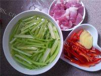 #美食记#芹菜炒肉做法图解1)