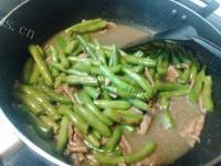 豆角炒牛肉做法图解12)