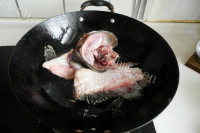 美味的石斑鱼鱼骨汤的做法图解三