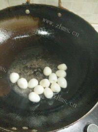美味的红烧鹌鹑蛋做法图解4)