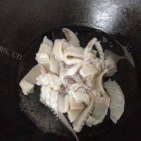 家常菜青椒炒鱿鱼做法图解3)