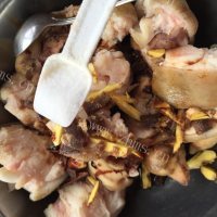 美味的腐乳猪蹄做法图解4)