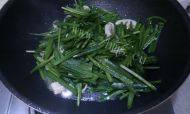 美味韭菜炒蘑菇做法图解5)