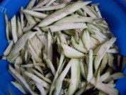 家常菜素炒茄丝做法图解1)