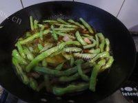 「家有大厨」五花肉炖豆角做法图解6)