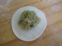 简单的芹菜鲜肉水饺做法图解9)