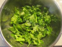 简单的凉拌芹菜叶做法图解1)