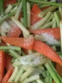 家常胡萝卜蒜苔炒肉丝做法图解5)