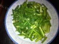 健康营养的蒜薹炒肉丝做法图解2)